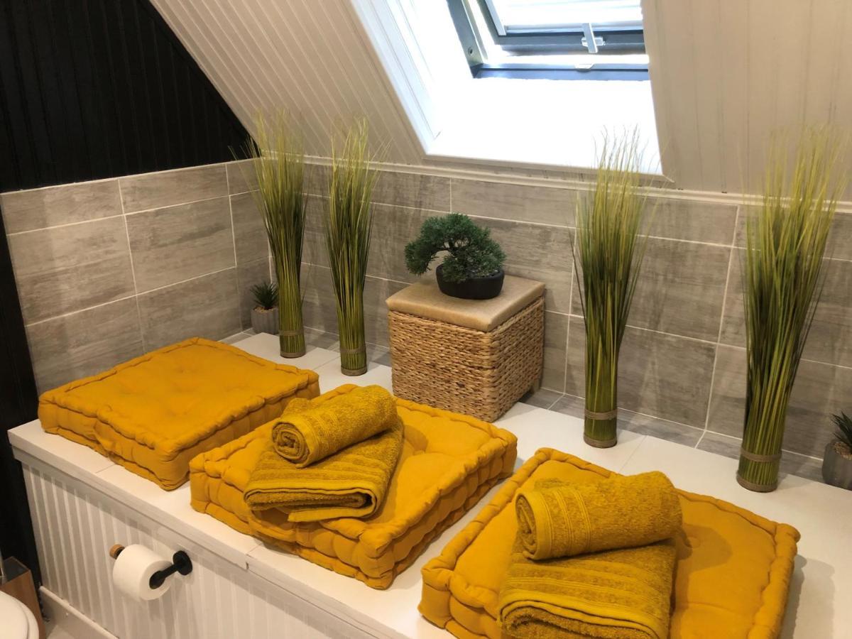 Grande Chambre Familiale Jaune Tout Bonnement Bien Putot-en-Auge Exterior foto